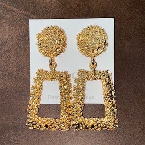 NWT ~ Big Beautiful Gold Tone Earrings